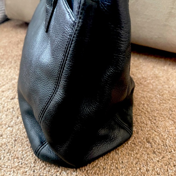 SOLD🚨🚨🚨🚨GUC Chanel Black Medium Cerf Tote - Picture 5 of 11